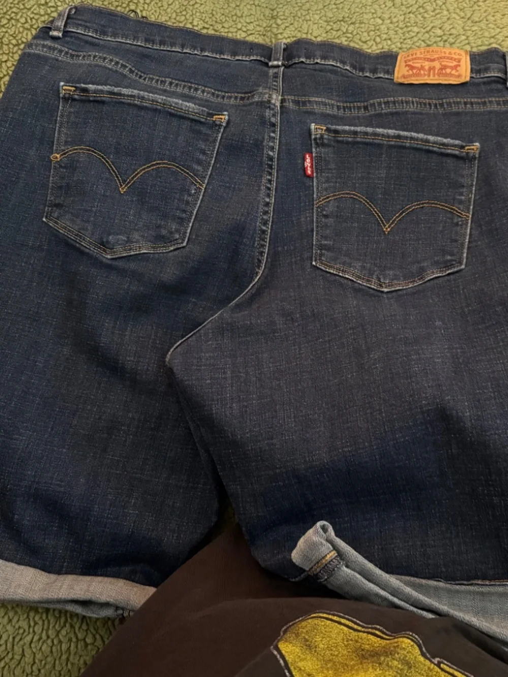 Levi’s Women’s Dark Wash Rolled Cuff Bermuda Denim Shorts Size 31 Stretch